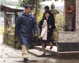 Hasuike couple visit bedridden grandmother